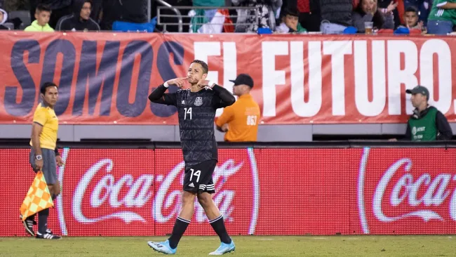 Javier Hernández celebrando un gol con el Tri