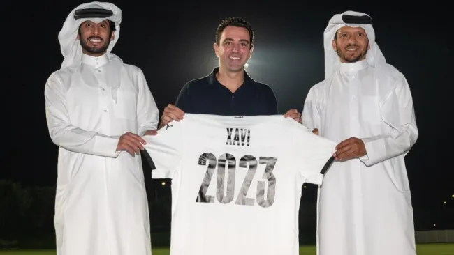 Xavi Hernández posa con el jersey del Al Sadd