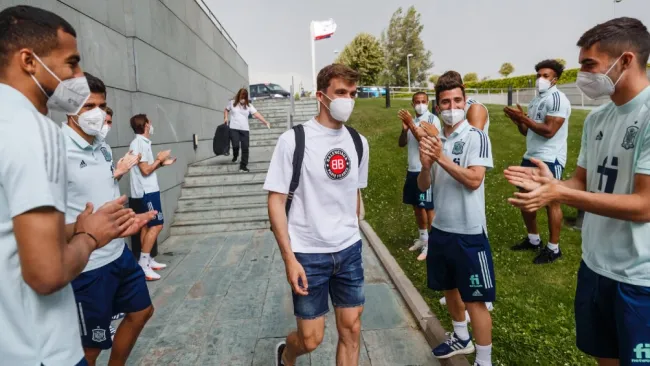 Diego Llorente llega a la concentración de Las Rozas entre aplausos