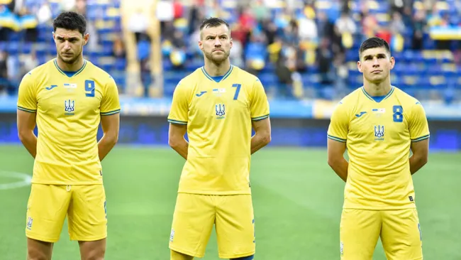 Jugadores ucranianos usando la nueva indumentaria