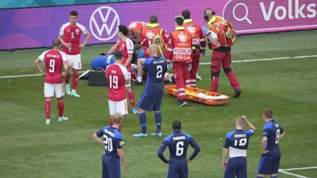 Christian Eriksen siendo atendido en el partido ante Finlandia