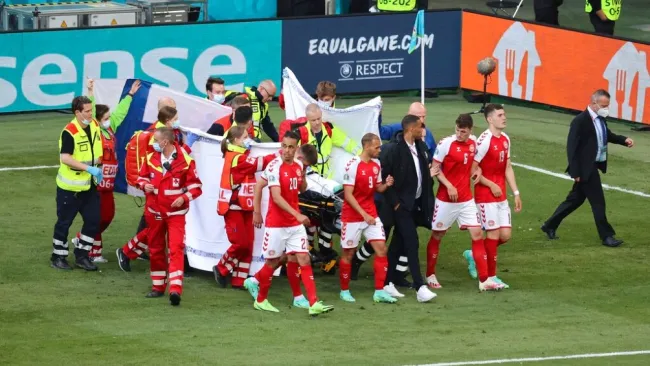 Christian Eriksen sale en camilla del partido contra Finlandia en la Eurocopa