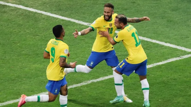 Jugadores de Brasil celebran gol ante Venezuela