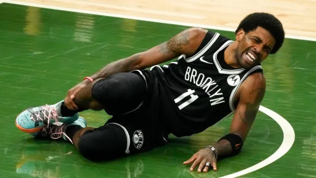 Kyrie Irving sufrió un esguince de tobillo