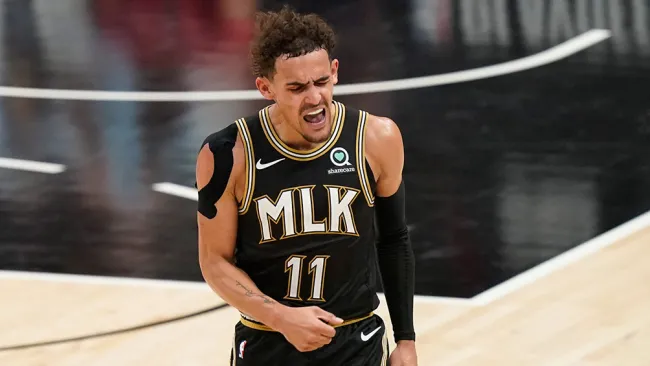 Trae Young celebra en el Juego 4 ante los Sixers