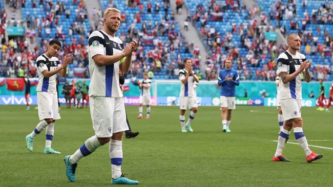 Jugadores de Finlandia en el partido ante Rusia
