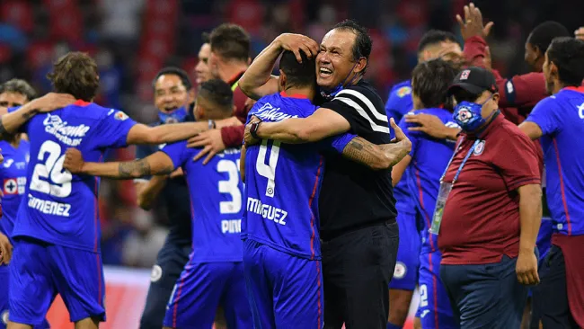 Juan Reynoso abraza a sus jugadores tras lograr el título de Liga MX