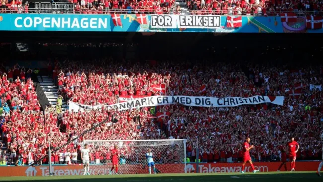Homenaje a Eriksen durante el partido entre Dinamarca y Bélgica