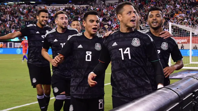 Chicharito festeja un gol con el Tri 