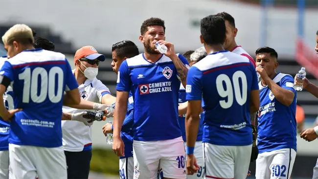 Jugadores de Cruz Azul Hidalgo durante un partido