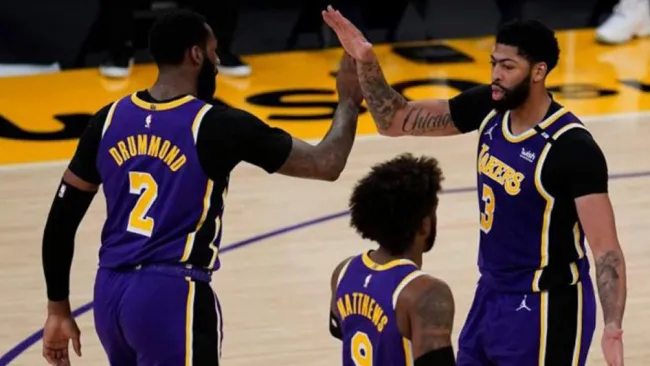Los Lakers en festejo de anotación 
