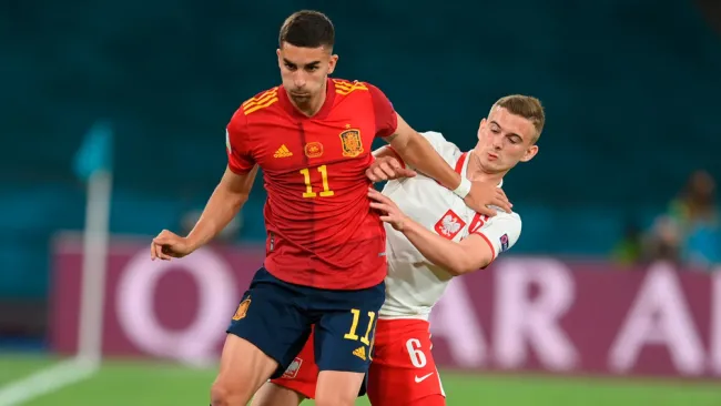 Kacper Kozlowski pelea un balón con Ferrán Torres 