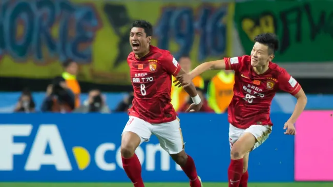 Paulinho durante un partido con el Guangzhou FC