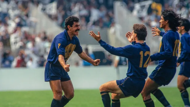 Ricardo Ferretti festejando tras anotar el 'Tucazo'