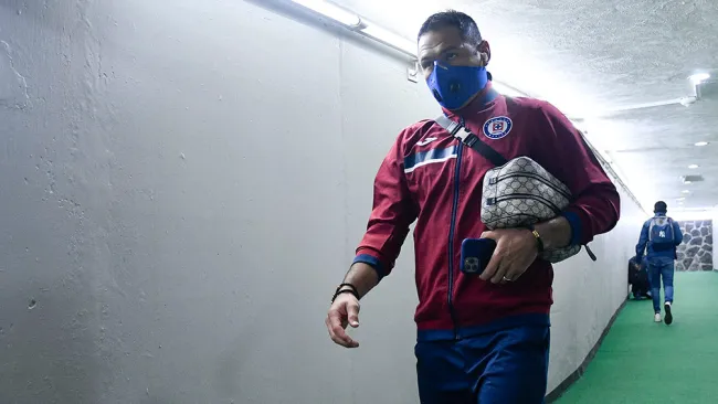 Pablo Aguilar camina en uno de los túneles del Estadio Azteca 