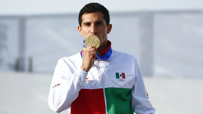 Rommel Pacheco besa su medalla en Centroamericanos de 2018