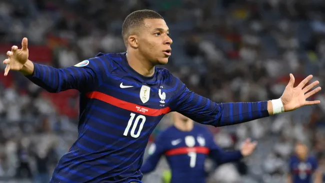 Kyllian Mbappé durante un duelo con Francia 