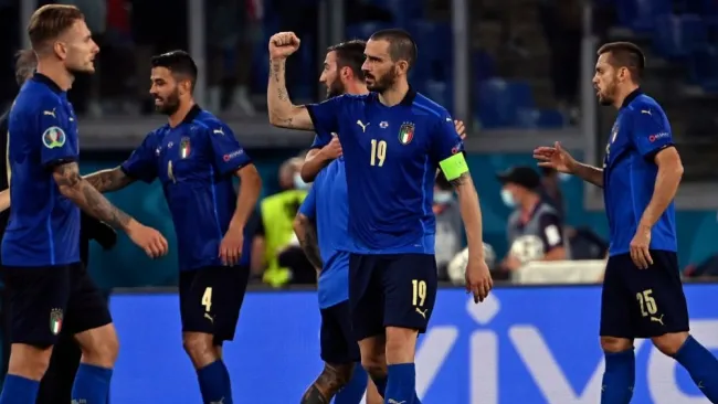 Bonucci celebrando con sus compañeros 