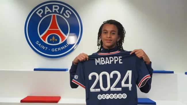 Ethan Mbappé posa con la playera del PSG