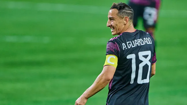 Andrés Guardado en un partido con Selección Mexicana