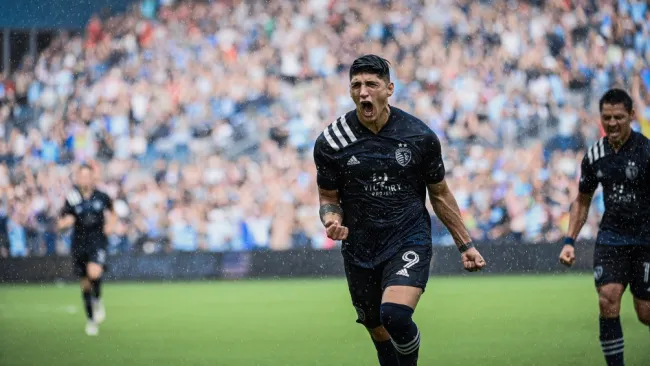 Alan Pulido celebrando un gol con Sporting Kansas City