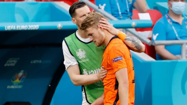 Matthijs de Ligt sale de la cancha tras una tarjeta roja