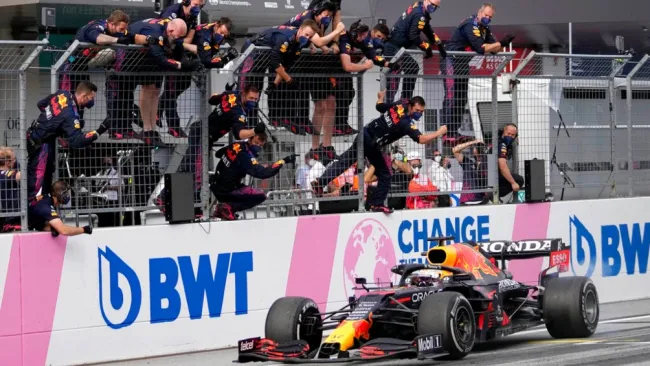 Max Verstappen llegando a la meta en el Gran Premio de Estiria