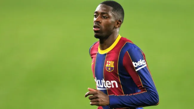 Ousmane Dembélé durante un duelo con el Barcelona 