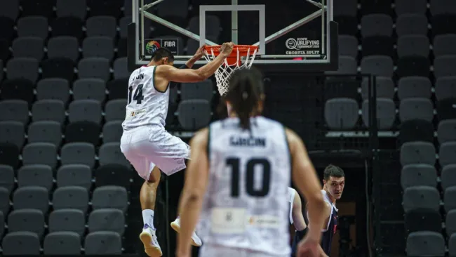 Gustavo Ayón encesta durante juego contra Rusia