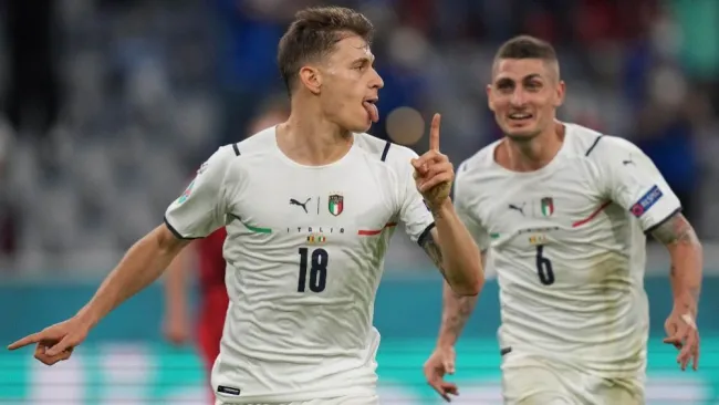 Barella y Verratti festejando un gol a favor de Italia