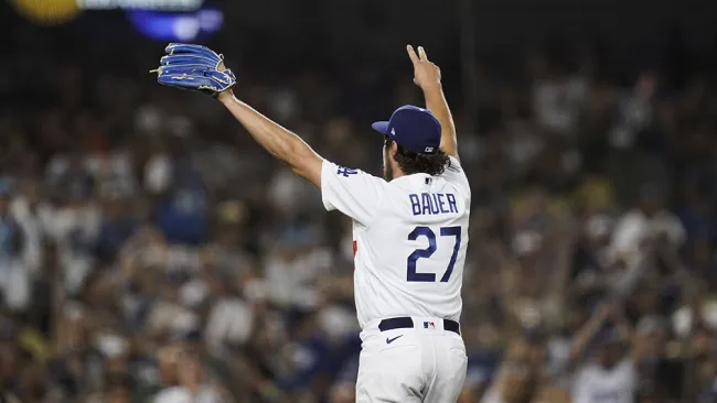 Trevor Bauer durante un partido con Dodgers
