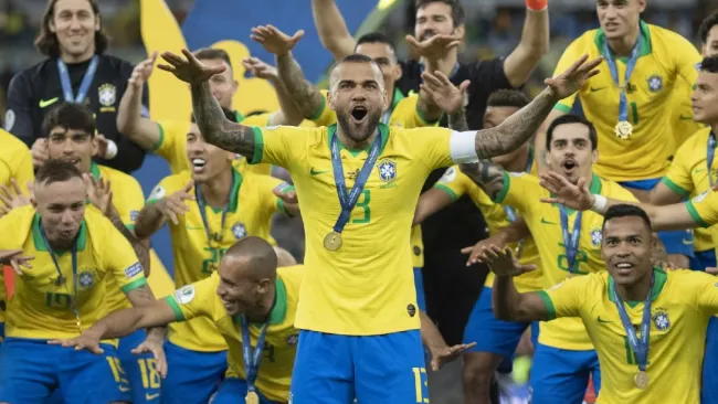 Dani Alves celebra con la selección de Brasil en la Copa América
