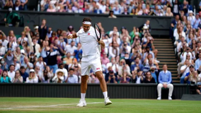 Roger Feder celebra durante partido en Wimbledon