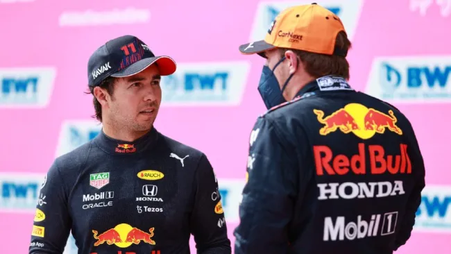 El piloto mexicano Sergio 'Checo' Pérez junto a su compañero holandés Max Verstappen