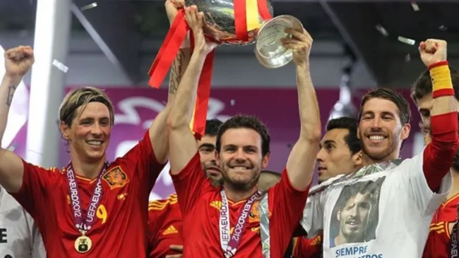 Ramos junto a Torres y Mata