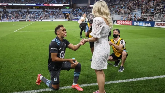 Dotson se comprometió con su novia