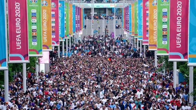 Aficionados ingleses afuera de Wembley 