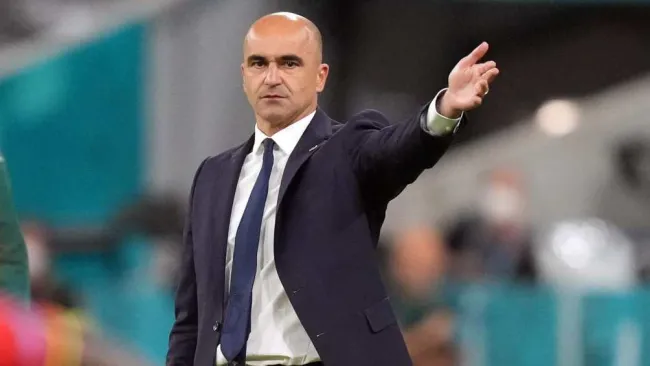 Roberto Martínez dirigiendo