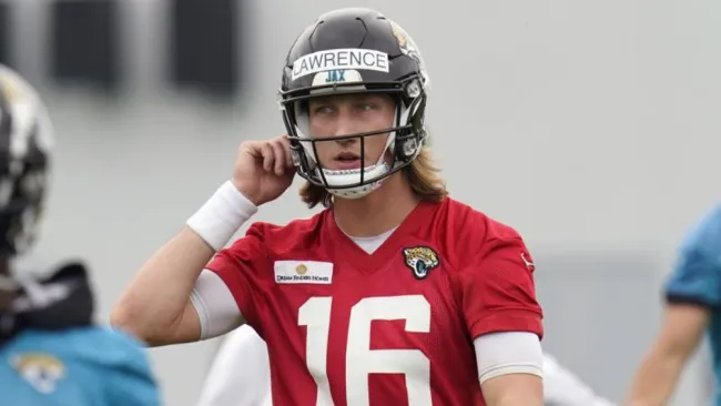 Trevor Lawrence en acción con Jaguars