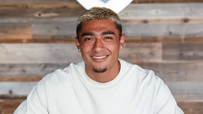 Julián Araujo en su renovación con el Galaxy