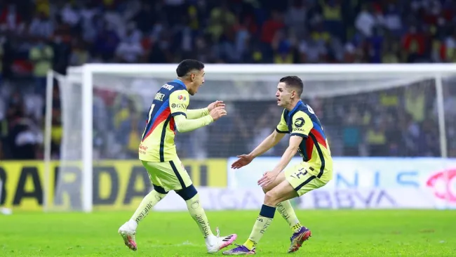 Suárez y Fidalgo celebrando un gol con América