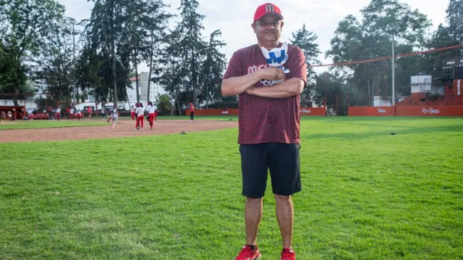 Carlos Bernaldez, entrenador de la Selección Mexicana de Sóftbol