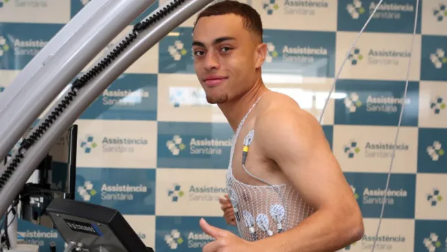 Sergiño Dest realizando las pruebas médicas 