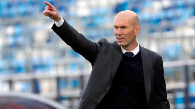 Zinedine Zidane durante un duelo del Real Madrid 