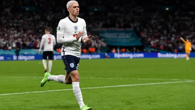 Phil Foden sale de la cancha durante la Eurocopa