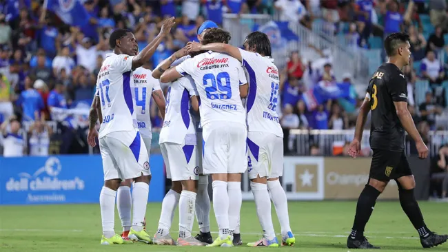 Jugadores de Cruz Azul festejan el gol ante Austin Bold