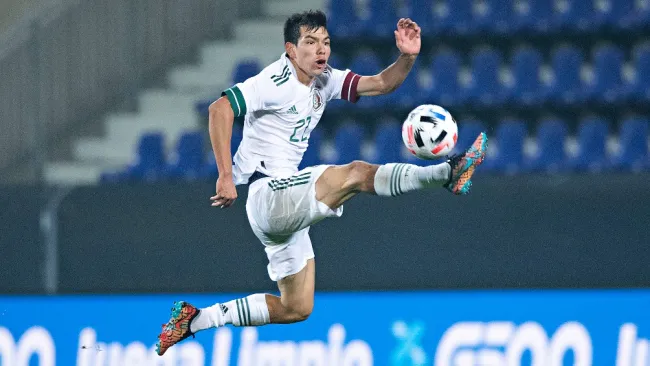 Chucky Lozano durante un partido con México
