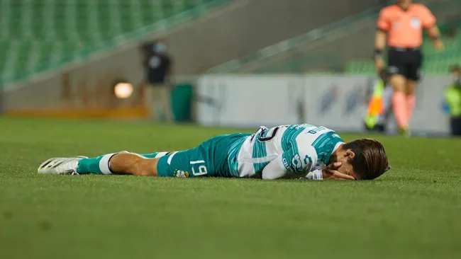 Santiago Muñoz en un partido con Santos Laguna