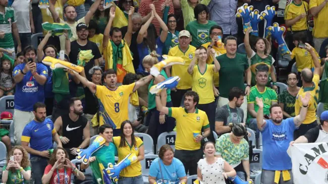 Afición apoya a la selección de Brasil en juego de voleibol