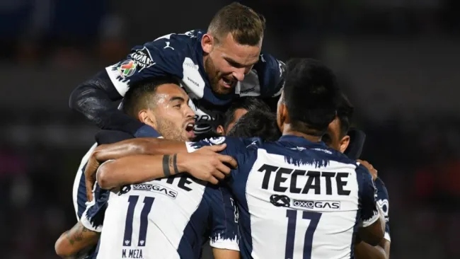 Jugadores de Rayados festejando un gol a favor